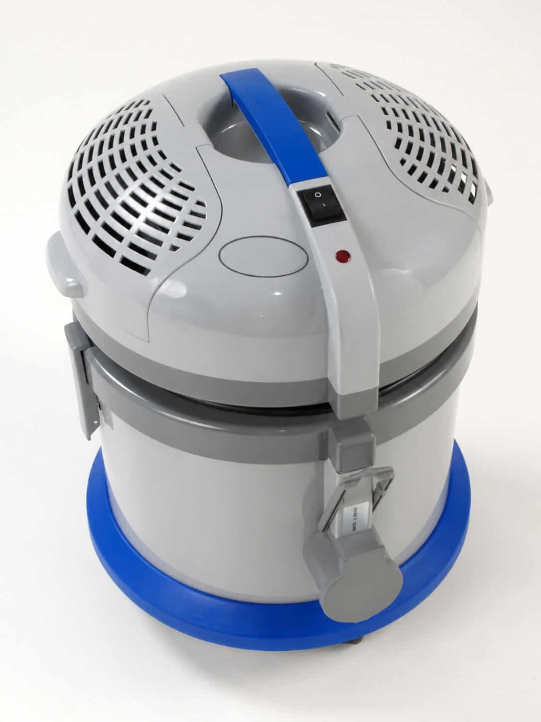 Close-up of the carrying handle, switch and indicator on the professional vacuum cleaner