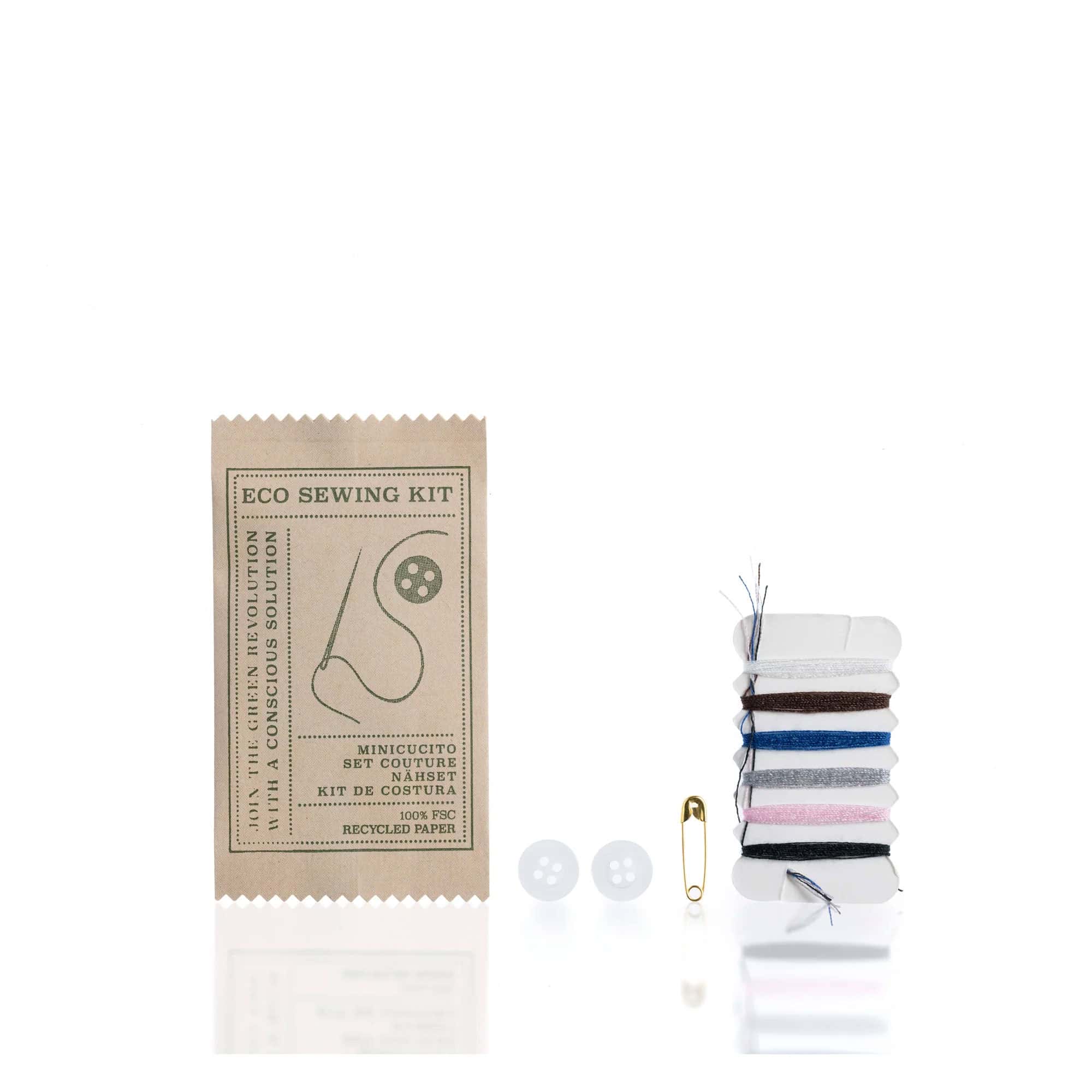 Kit minicucito Eco Elements con fili, bottoni, ago e spilla in confezione kraft